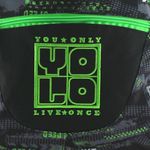 Mochila-Yolo-con-Ruedas-con-Compartimiento-Interno-para-Laptop-y-con-Malla-en-los-Laterales-para-llevar-Botella-Estampado-Color-Negro-con-Verde-2-29506
