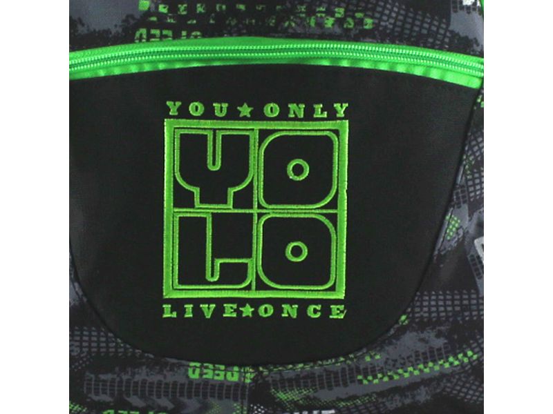 Mochila-Yolo-con-Ruedas-con-Compartimiento-Interno-para-Laptop-y-con-Malla-en-los-Laterales-para-llevar-Botella-Estampado-Color-Negro-con-Verde-2-29506