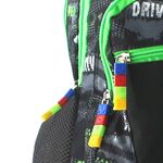 Mochila-Yolo-con-Ruedas-con-Compartimiento-Interno-para-Laptop-y-con-Malla-en-los-Laterales-para-llevar-Botella-Estampado-Color-Negro-con-Verde-4-29506