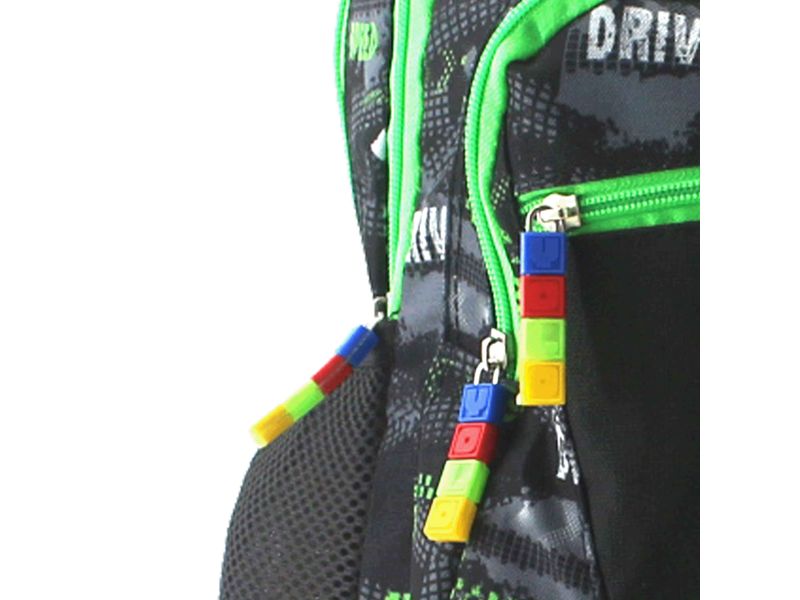 Mochila-Yolo-con-Ruedas-con-Compartimiento-Interno-para-Laptop-y-con-Malla-en-los-Laterales-para-llevar-Botella-Estampado-Color-Negro-con-Verde-4-29506