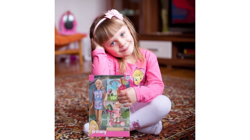 Muñeca Brittany con hija y scooter surtido